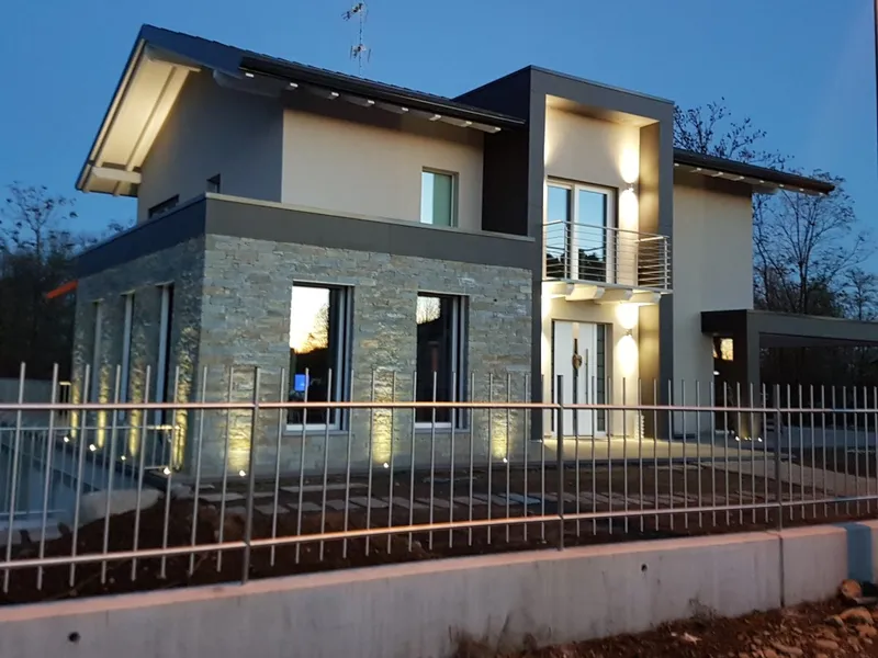 Casa in legno realizzata da EdilAZ, finita, con le luci accese al crepuscolo