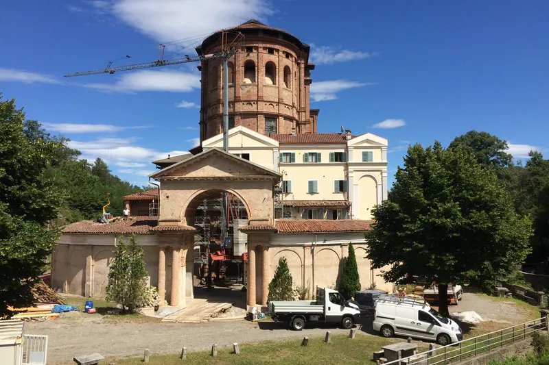 Edificio storico con ponteggio EdilAZ, gru e mezzi dell'impresa in cantiere