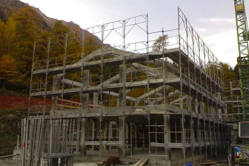 Struttura di ponteggio EdilAZ montata in cantiere, con la gru sullo sfondo
