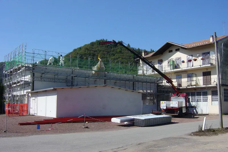 Camion con gru EdilAZ che scarica materiale in un cantiere